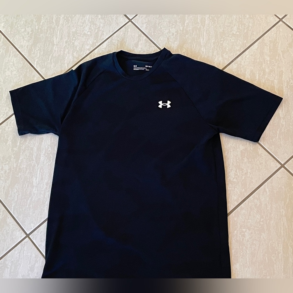 Under Armor Women’s Loose Medium Heat Gear All Black Camo Mesh T Shirt
